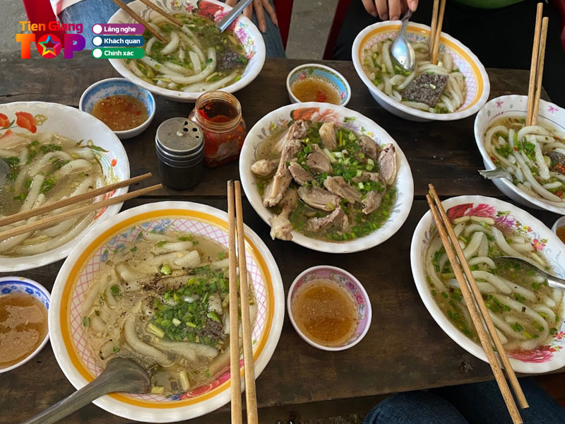 Banh-canh-vit-bot-xat-co-ly-tiengiangtoplist