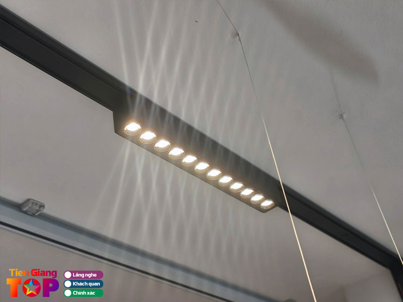 Cua-hang-den-led-trang-tri-min-1-tiengiangtoplist