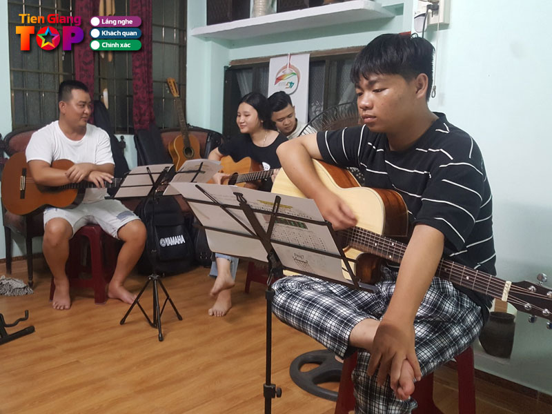 Lop-guitar-piano-go-cong-tiengiangtoplist