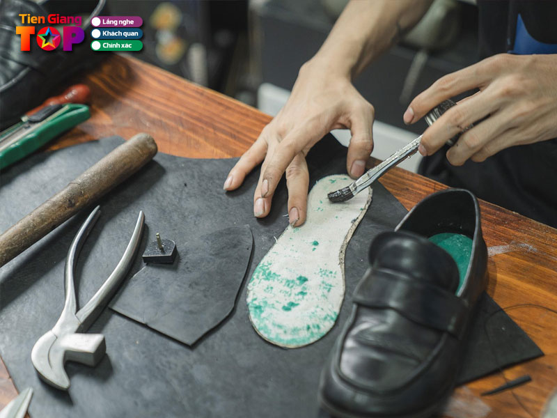 A-phu-sua-giay-dep-tiengiangtoplist