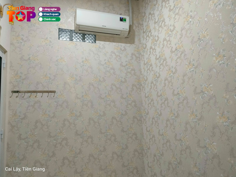 Giay-dan-tuong-san-go-cai-lay-tiengiangtoplist