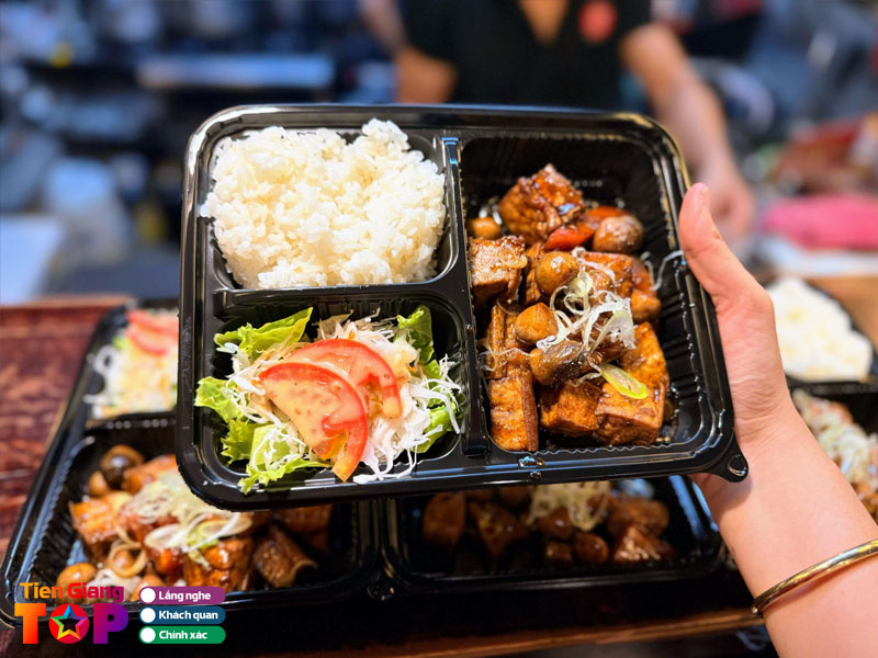 Luu-y-khi-lua-chon-cua-hang-nau-com-trua-chat-luong-cho-dan-van-phong-1-tiengiangtoplist