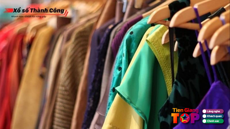 Mo-thay-minh-dang-giat-quan-ao-cho-nguoi-khac-tiengiangtoplist