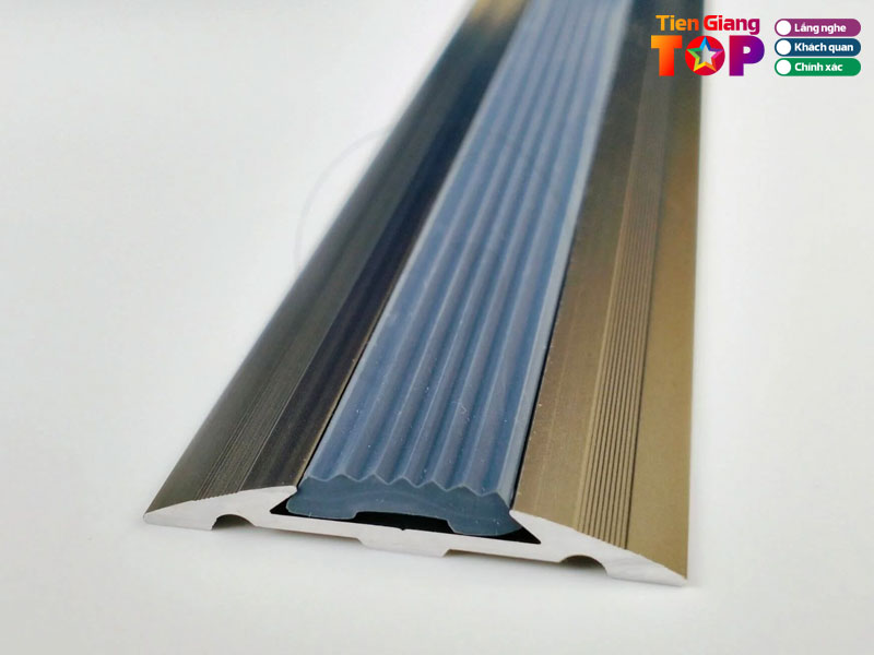 Tieu-chi-lua-chon-dia-chi-ban-nep-chong-truot-cau-thang-1-tiengiangtoplist