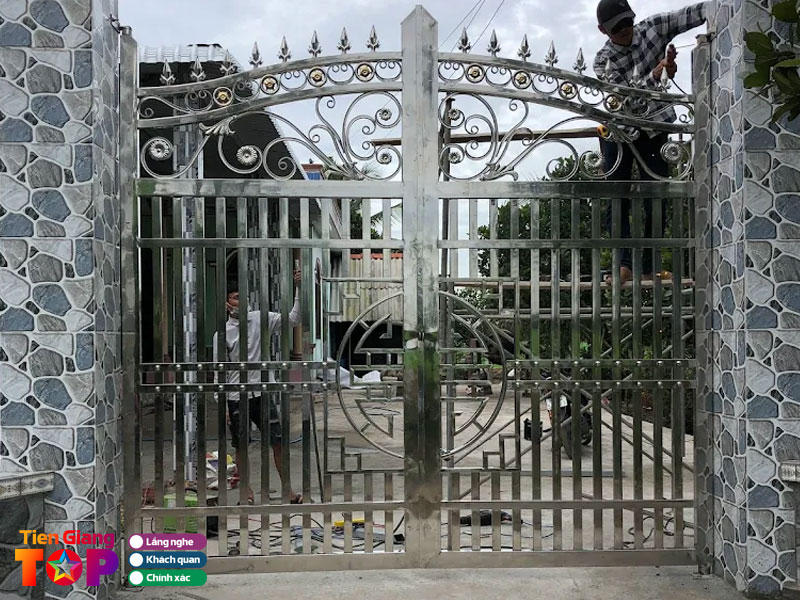 Cua-sat-thanh-vui-tiengiangtoplist